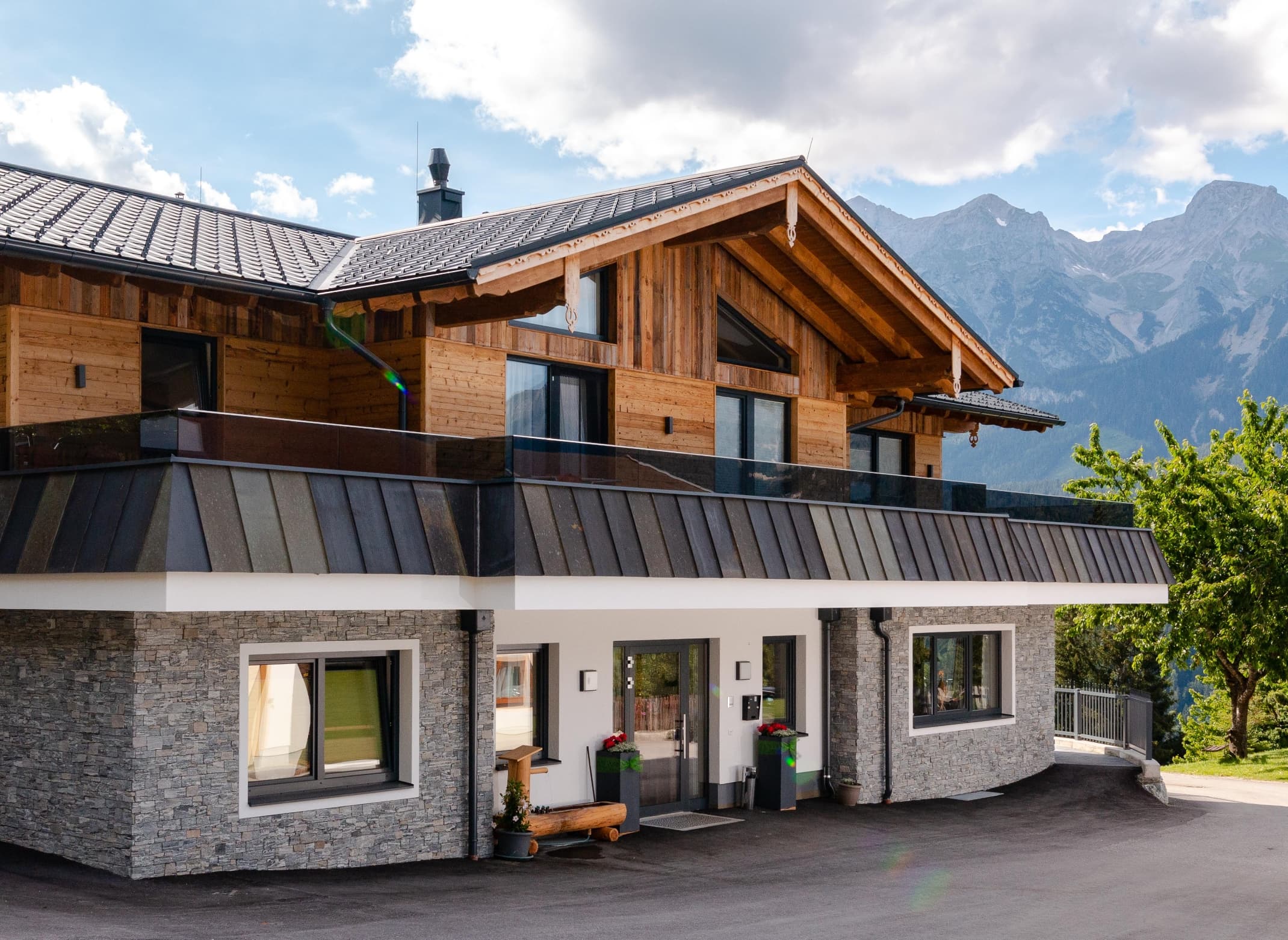 Bucheggerhof mit Holzfassade und Bergblick