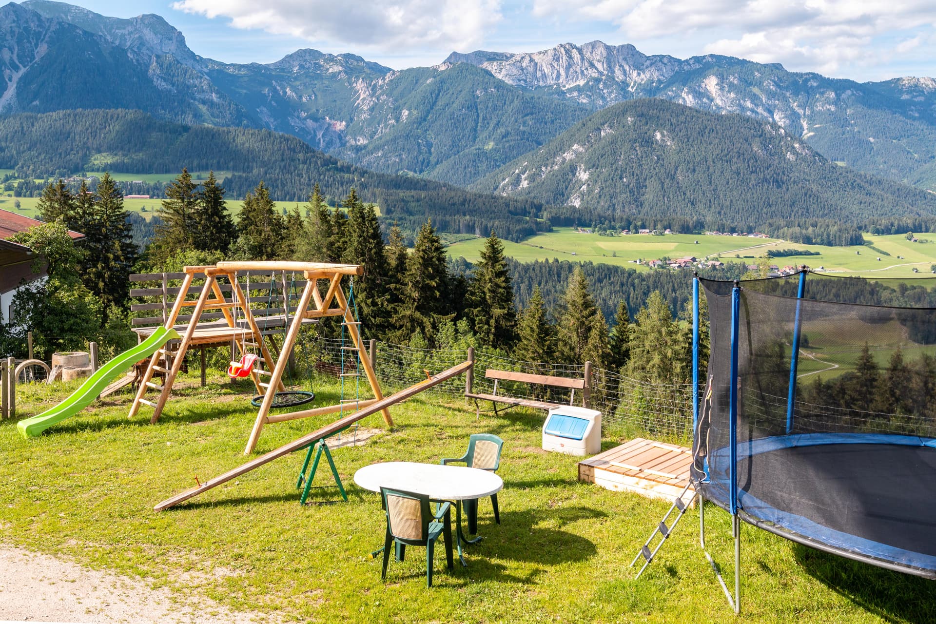 Spielplatz mit Bergpanorama nahe dem Bucheggerhof in Schladming