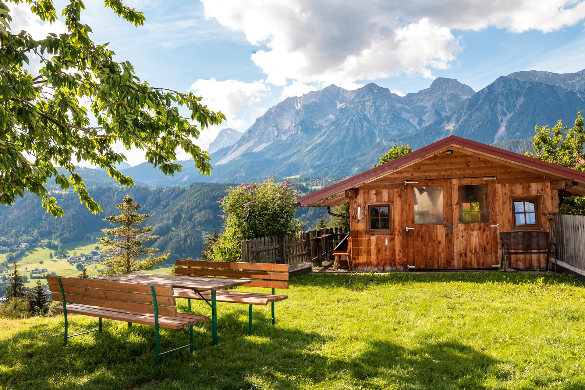Almhütte vor dem Bergpanorama der Region Schladming-Dachstein