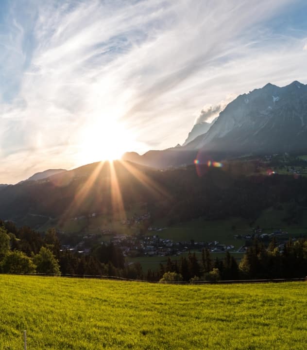 Sonnenuntergang hinter den Bergen rund um Schladming