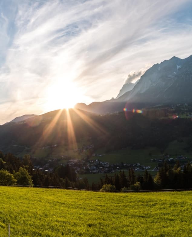 sonnenuntergang hinter den Bergen von Schladming-Dachstein