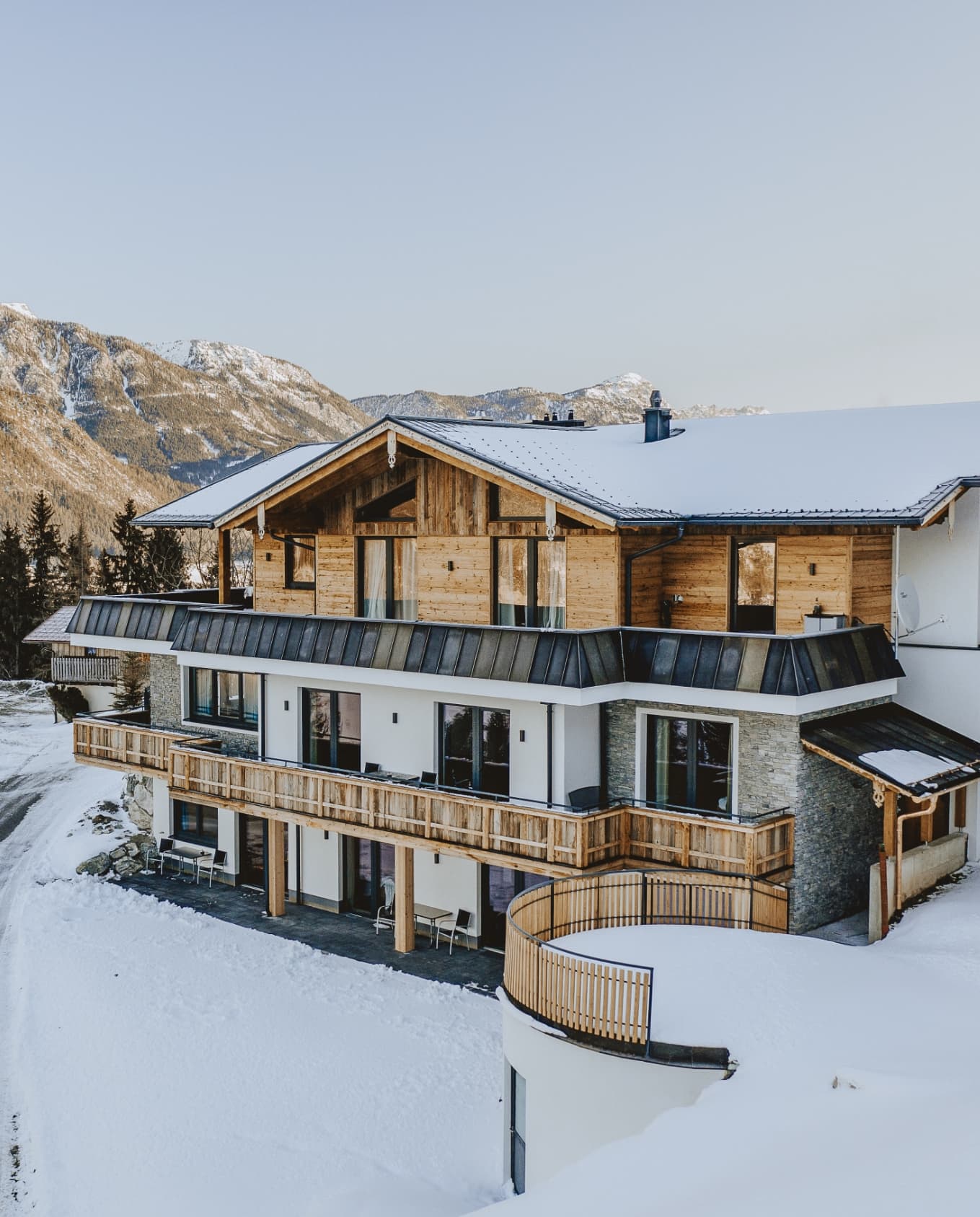 Bucheggerhof im Winter mit verschneiter Bergkulisse