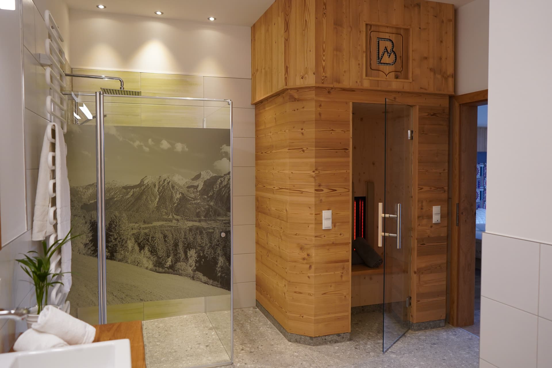 Wellnessbereich mit Sauna und Holzelementen