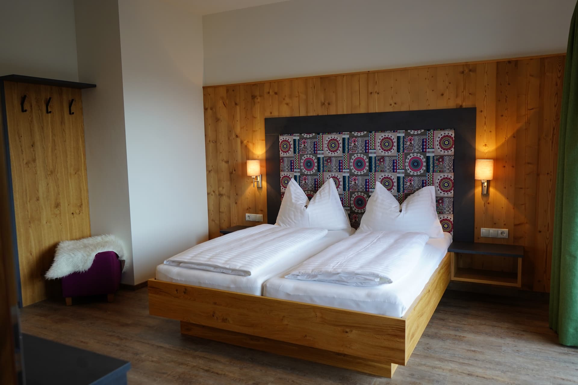 Gemütliches Doppelbett mit dekorativem Kopfteil