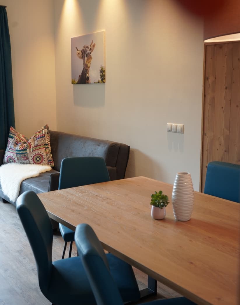 Gemütliche Sitzecke mit Esstisch im Apartment