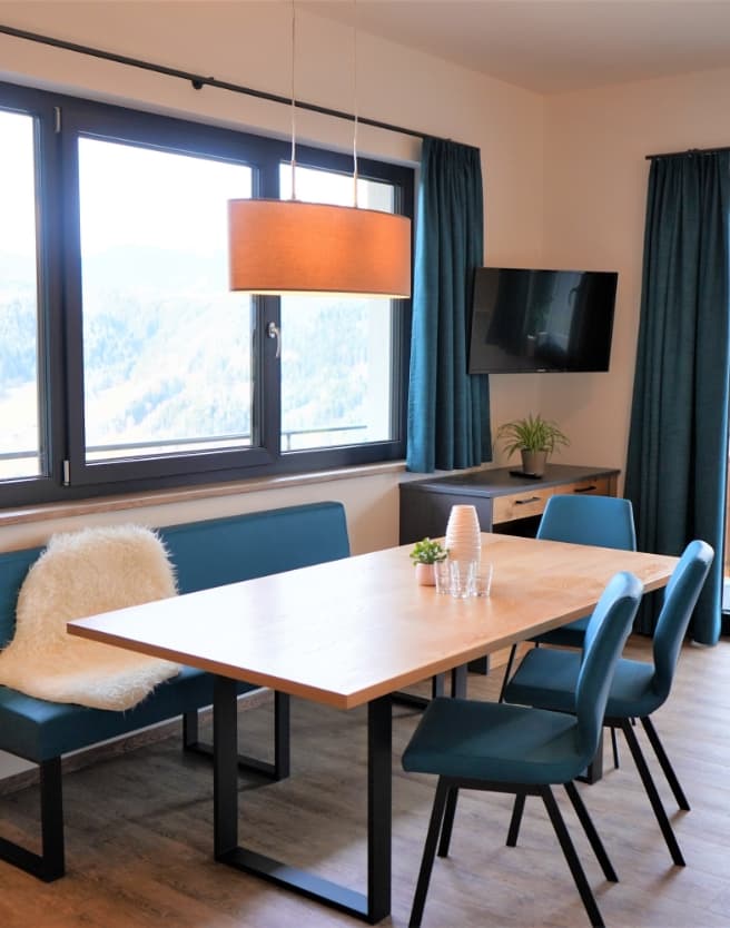 Heller Essbereich mit großem Fenster und Bergblick