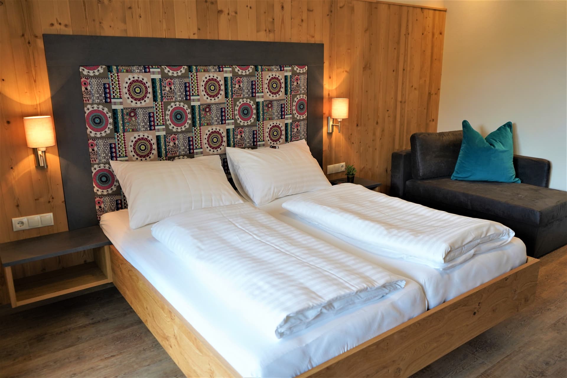 Gemütliches Doppelbett mit dekorativem Kopfteil im Schlafzimmer
