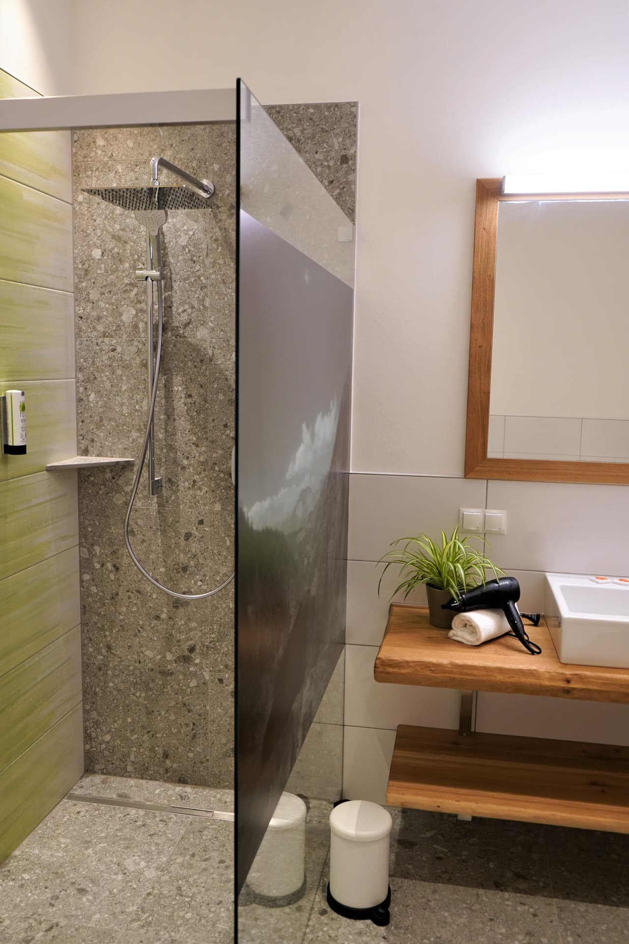 Moderne Dusche mit Glasabtrennung und Natursteinoptik