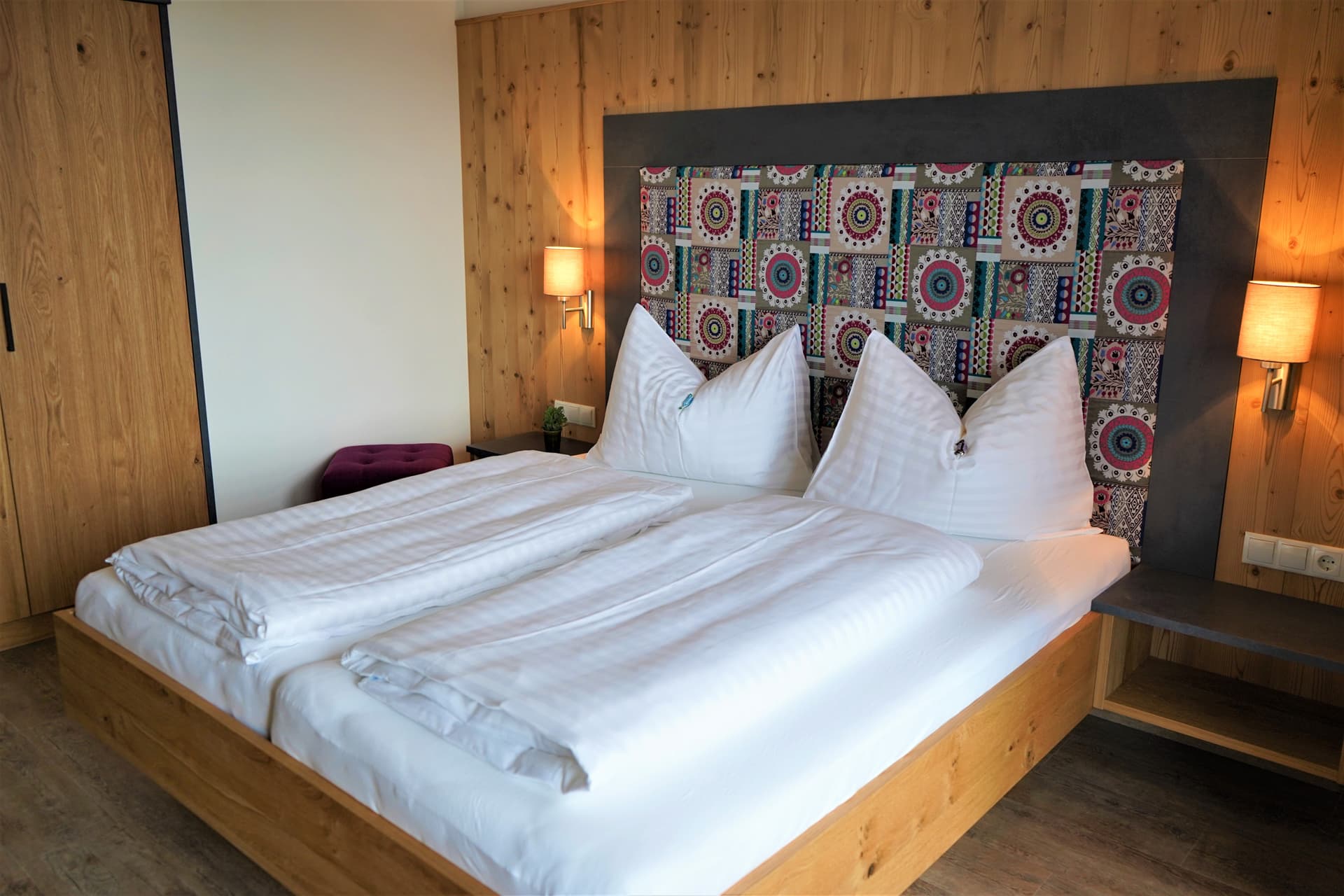 Helles Doppelbett in einem gemütlichen Schlafzimmer