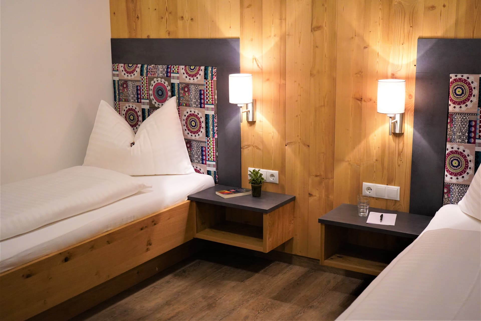 Zwei Einzelbetten in einem gemütlichen Schlafzimmer aus Holz