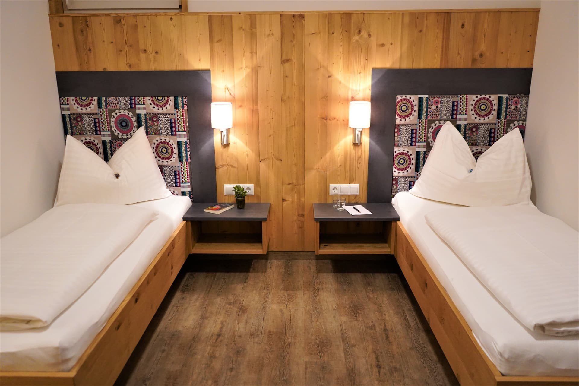 Schlafzimmer mit zwei Einzelbetten und Holzwänden
