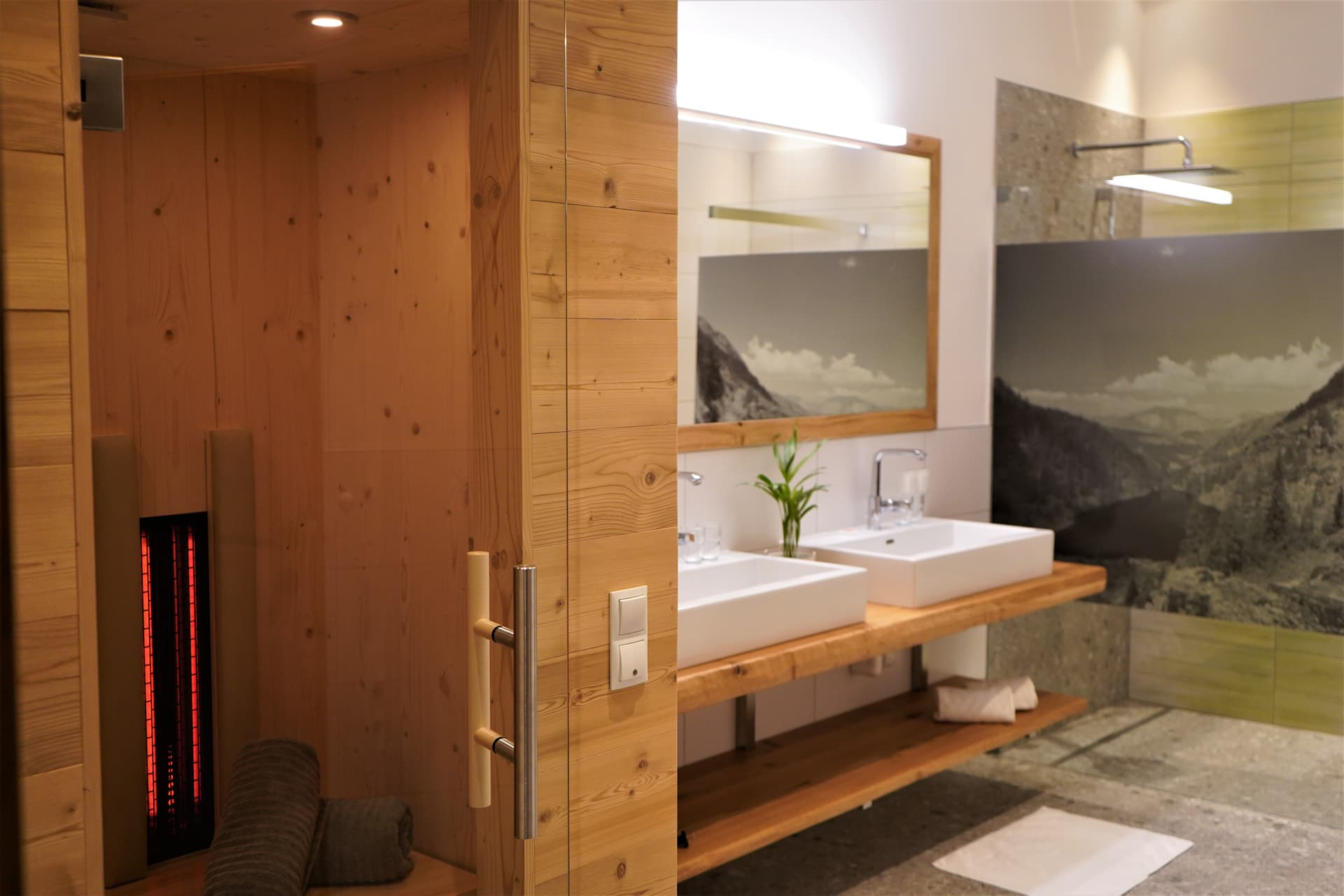 Modernes Badezimmer mit Waschbecken und Holzverkleidung und sauna
