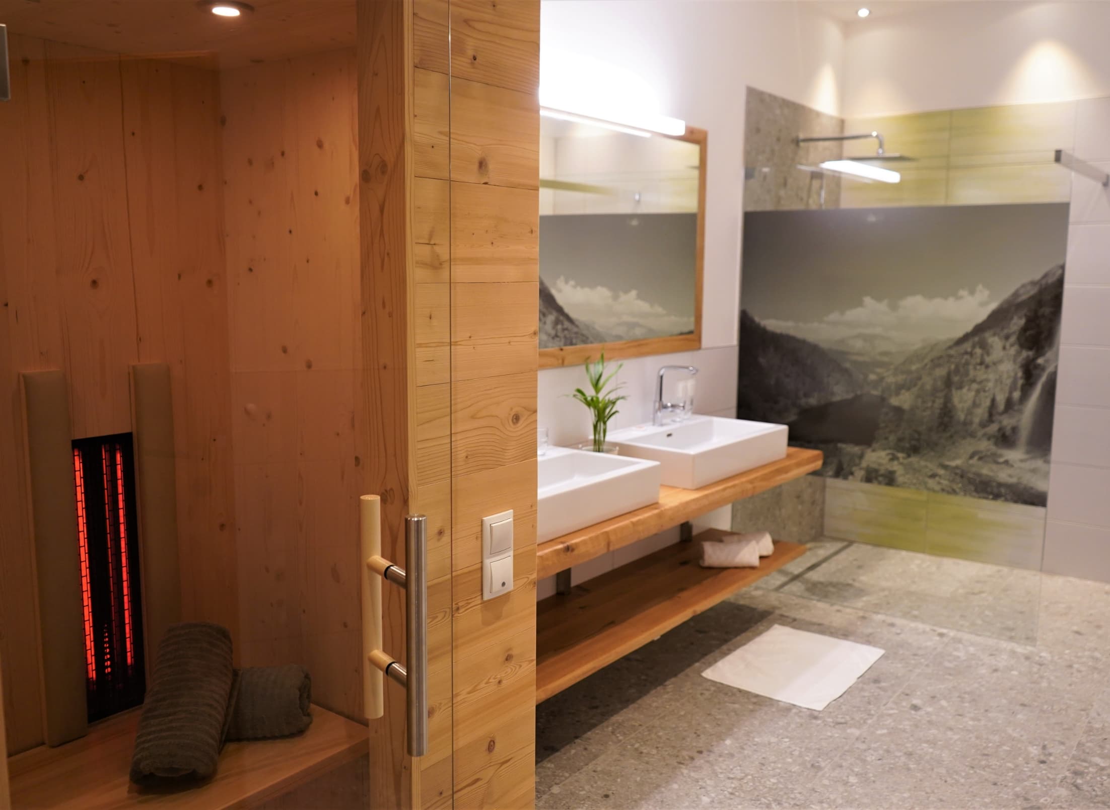 Modernes Badezimmer mit Waschbecken und Holzelementen
