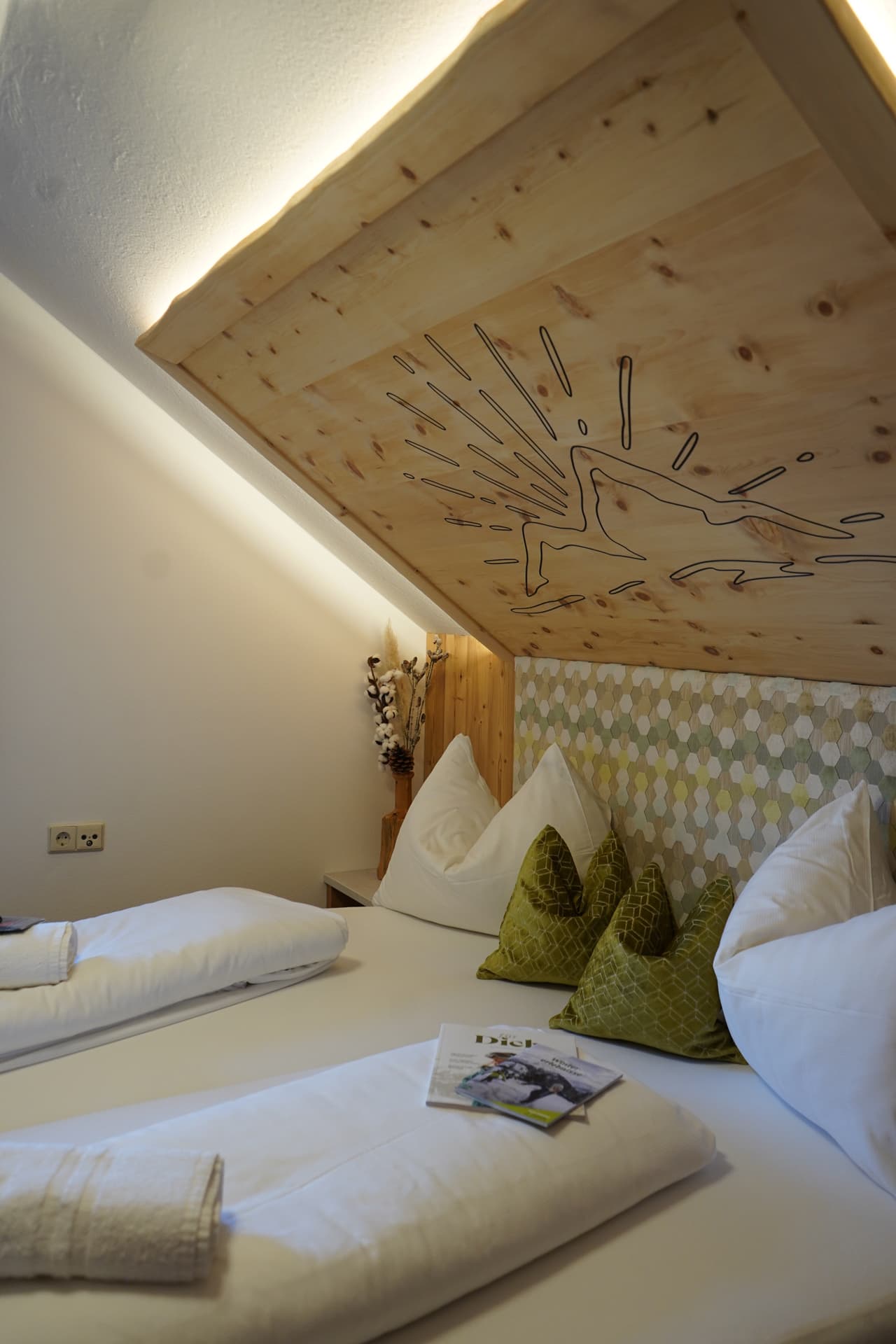 Schlafzimmer mit Doppelbett und beleuchteten Holzelementen