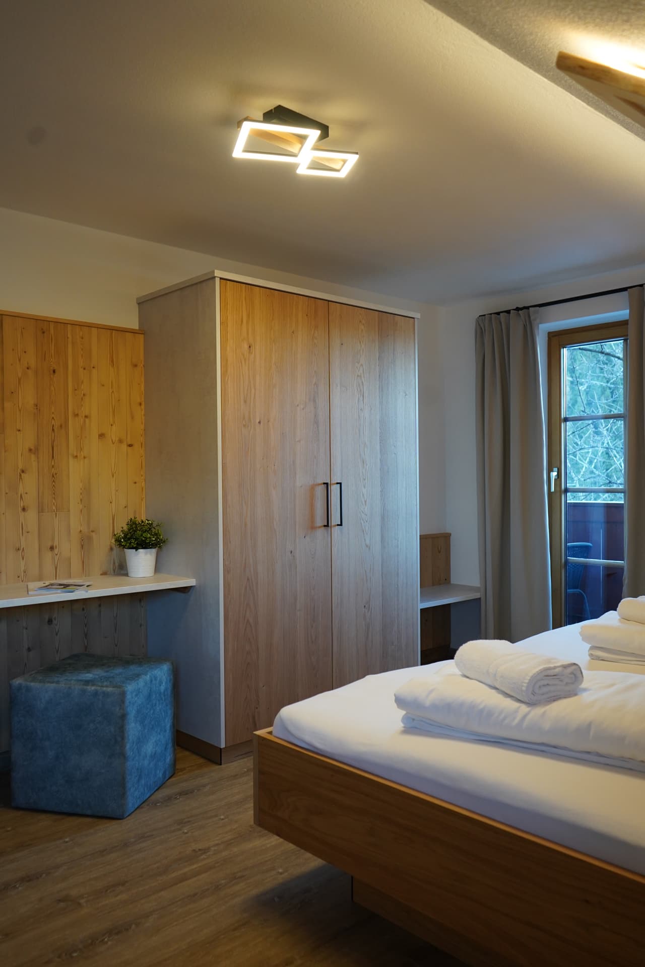 Helles Schlafzimmer mit Holzmöbeln im Apartment