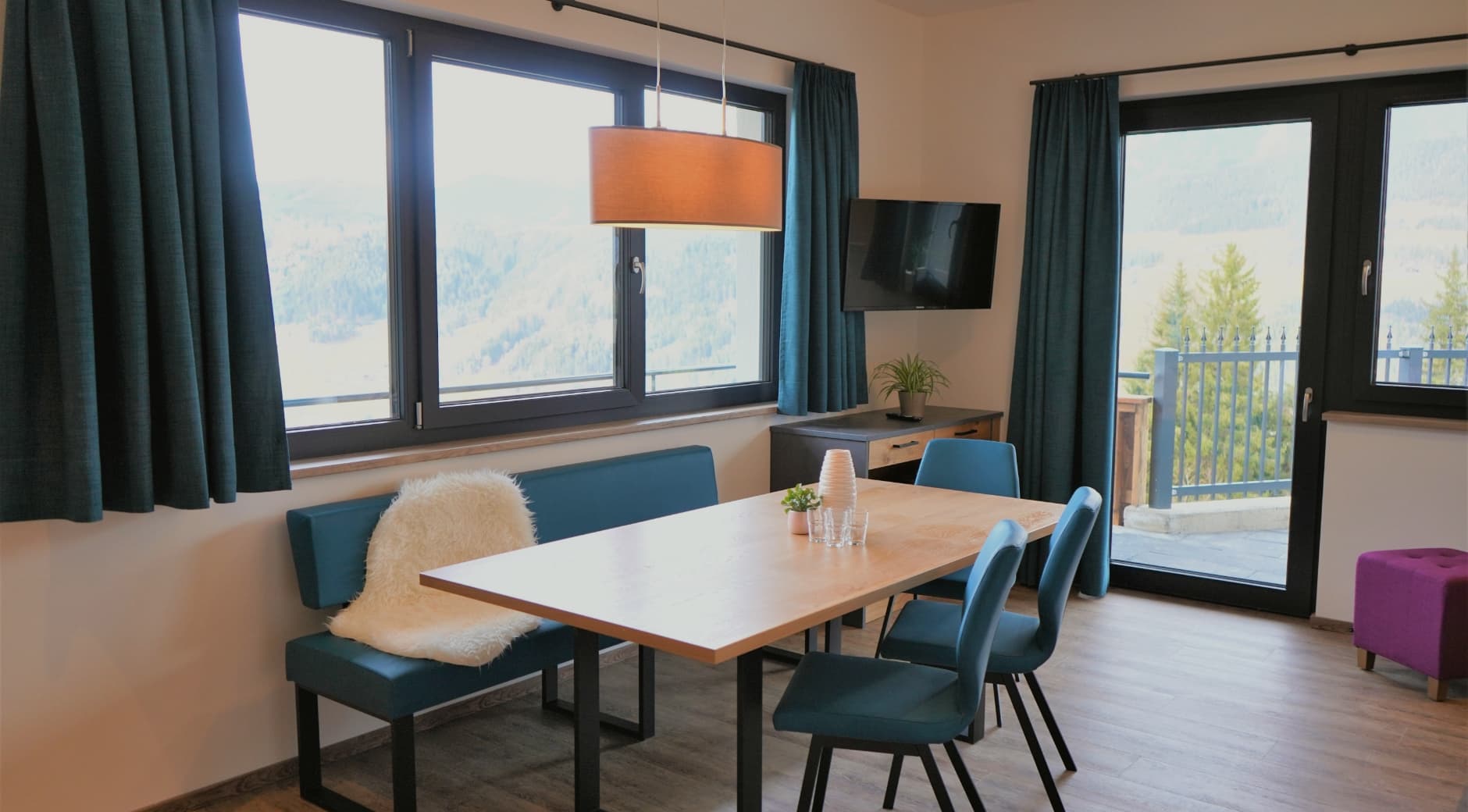 Heller Essbereich mit Panoramafenster im Apartment