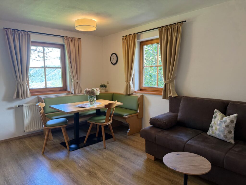 Wohn- und Essbereich mit Esstisch und Sofa im Apartment