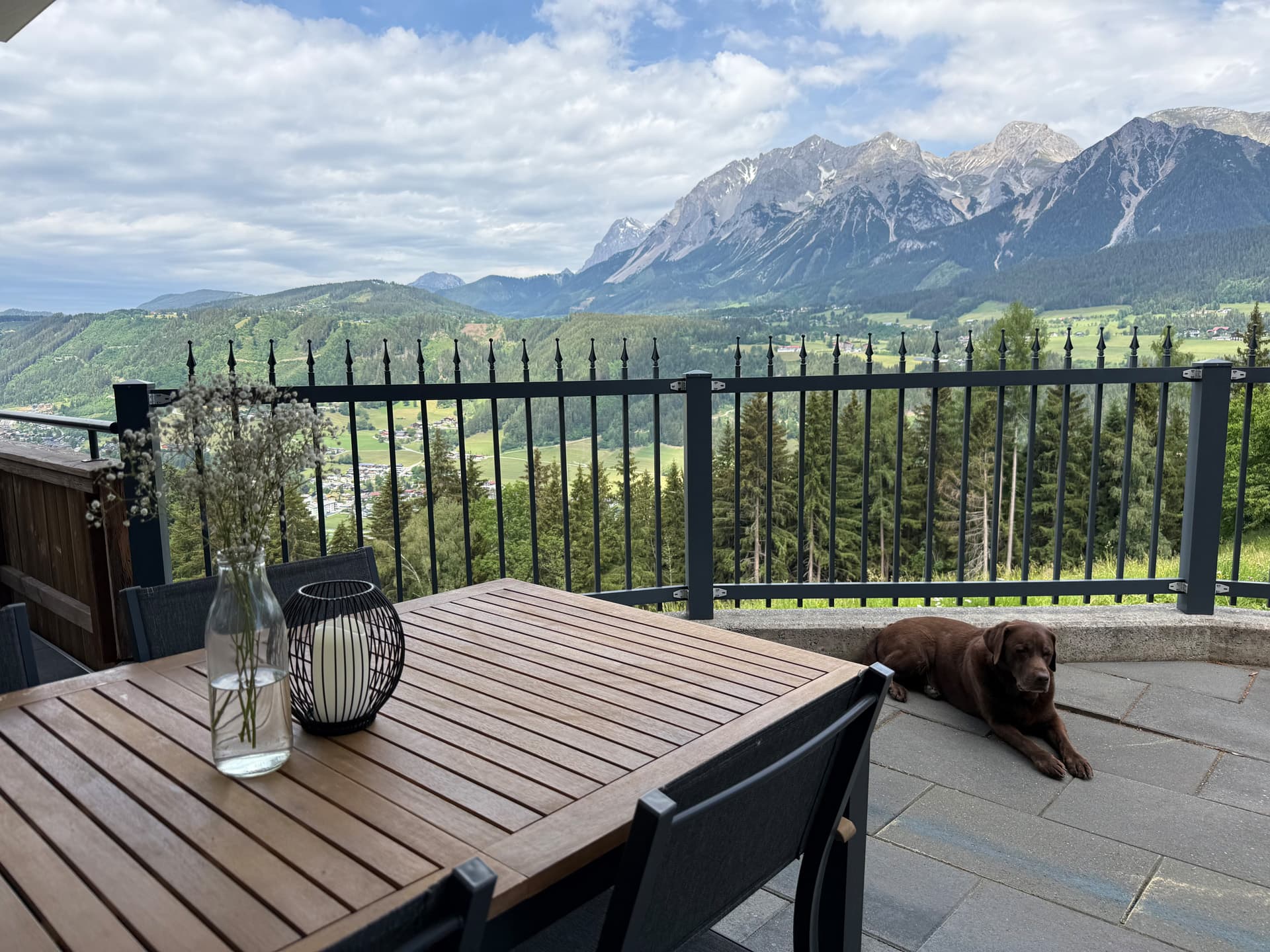 Balkon mit Panoramablick auf die Schladminger Bergwelt