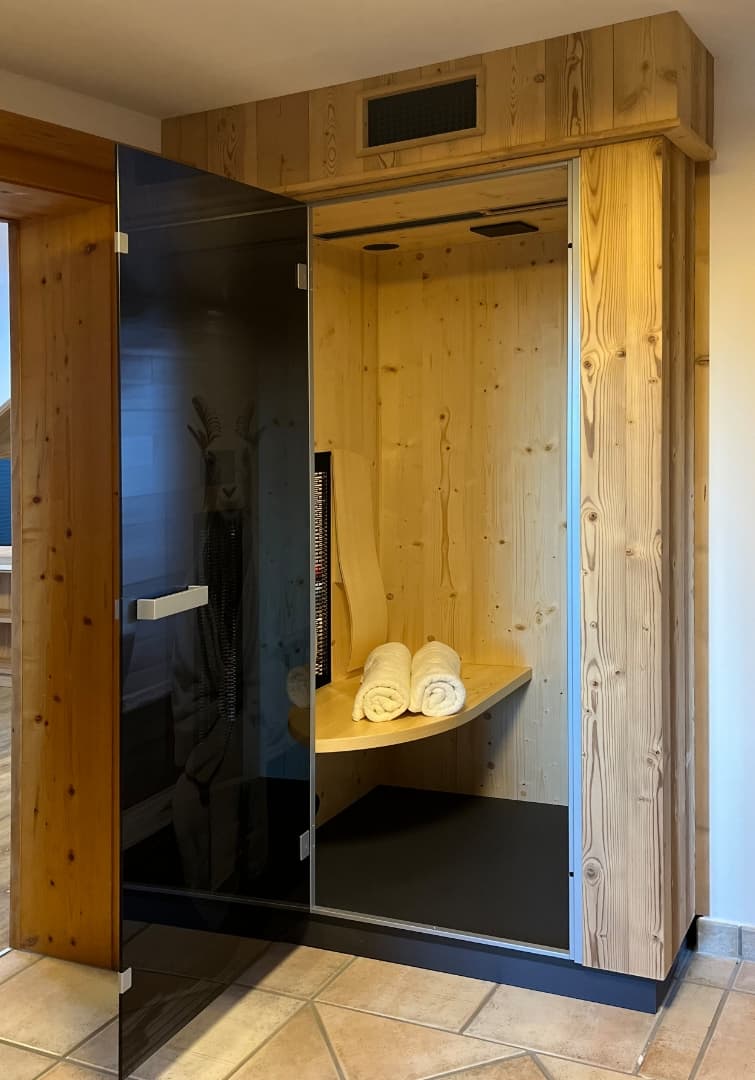 Sauna mit Holzverkleidung und Handtüchern im Bucheggerhof