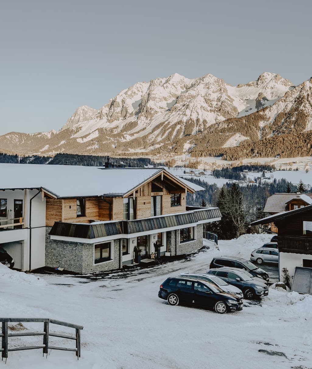 Bucheggerhof im Winter vor verschneiten Bergen
