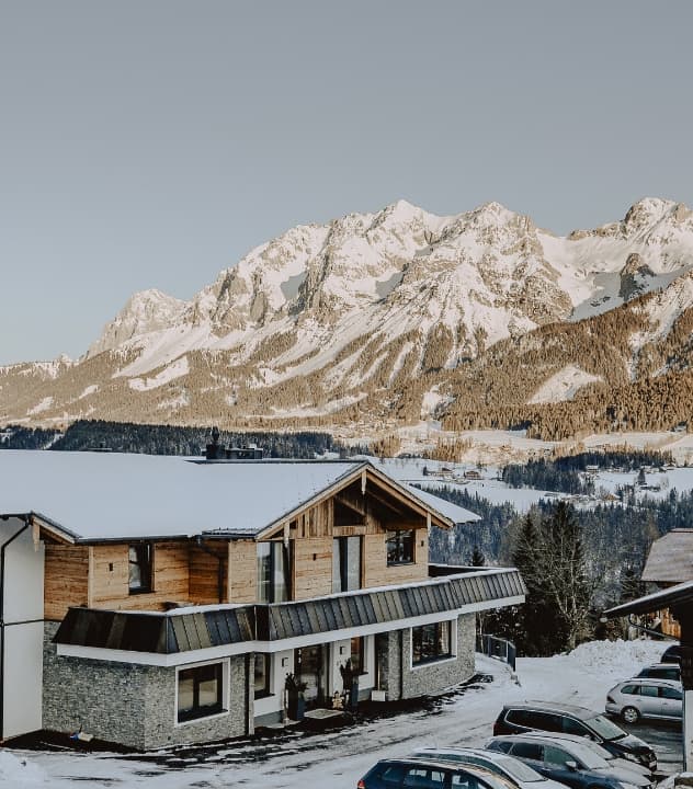Bucheggerhof im Winter vor verschneiten Bergen