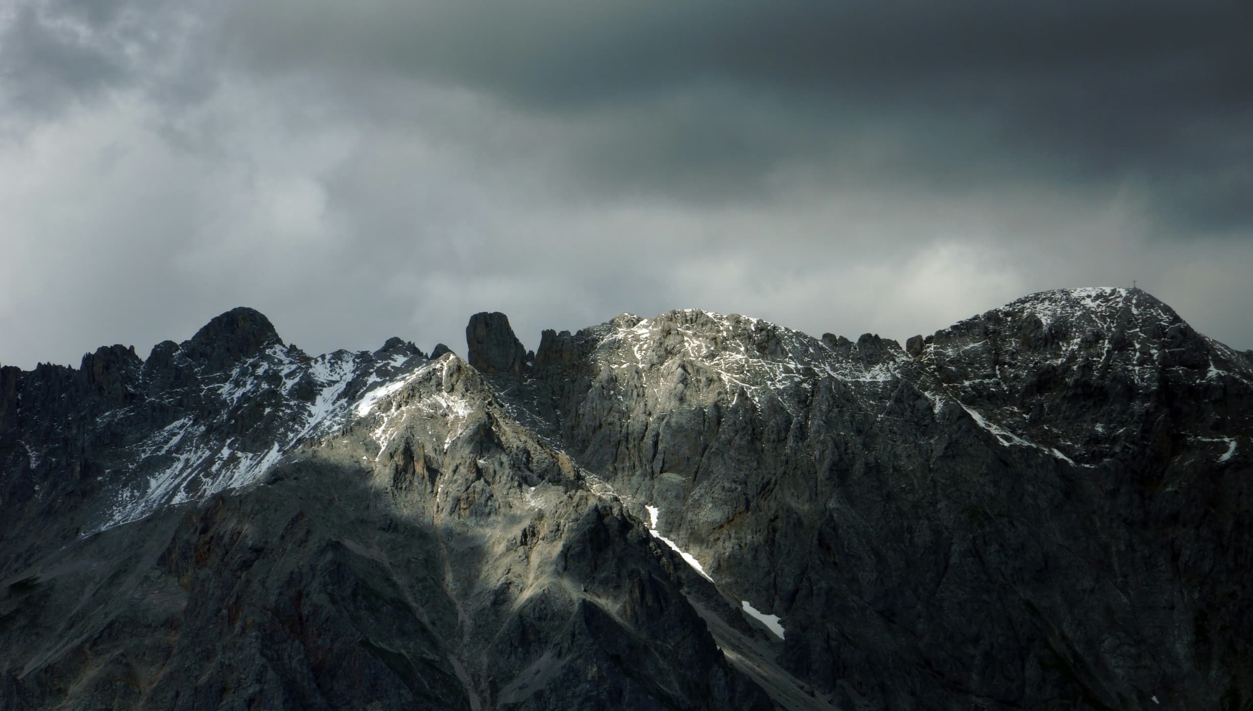 Dramatische Berggipfel unter bewölktem Himmel