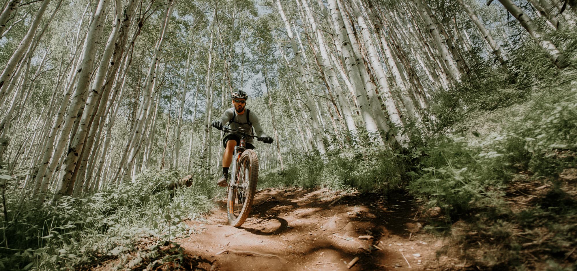 Mountainbiker auf einem felsigen Trail in den Bergen