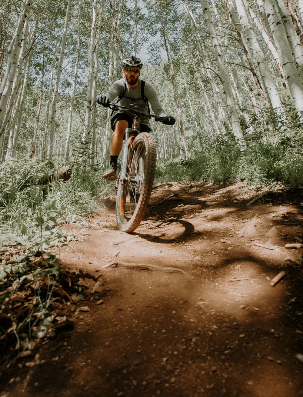 Mountainbiker auf einem Trail in felsigem Gelände