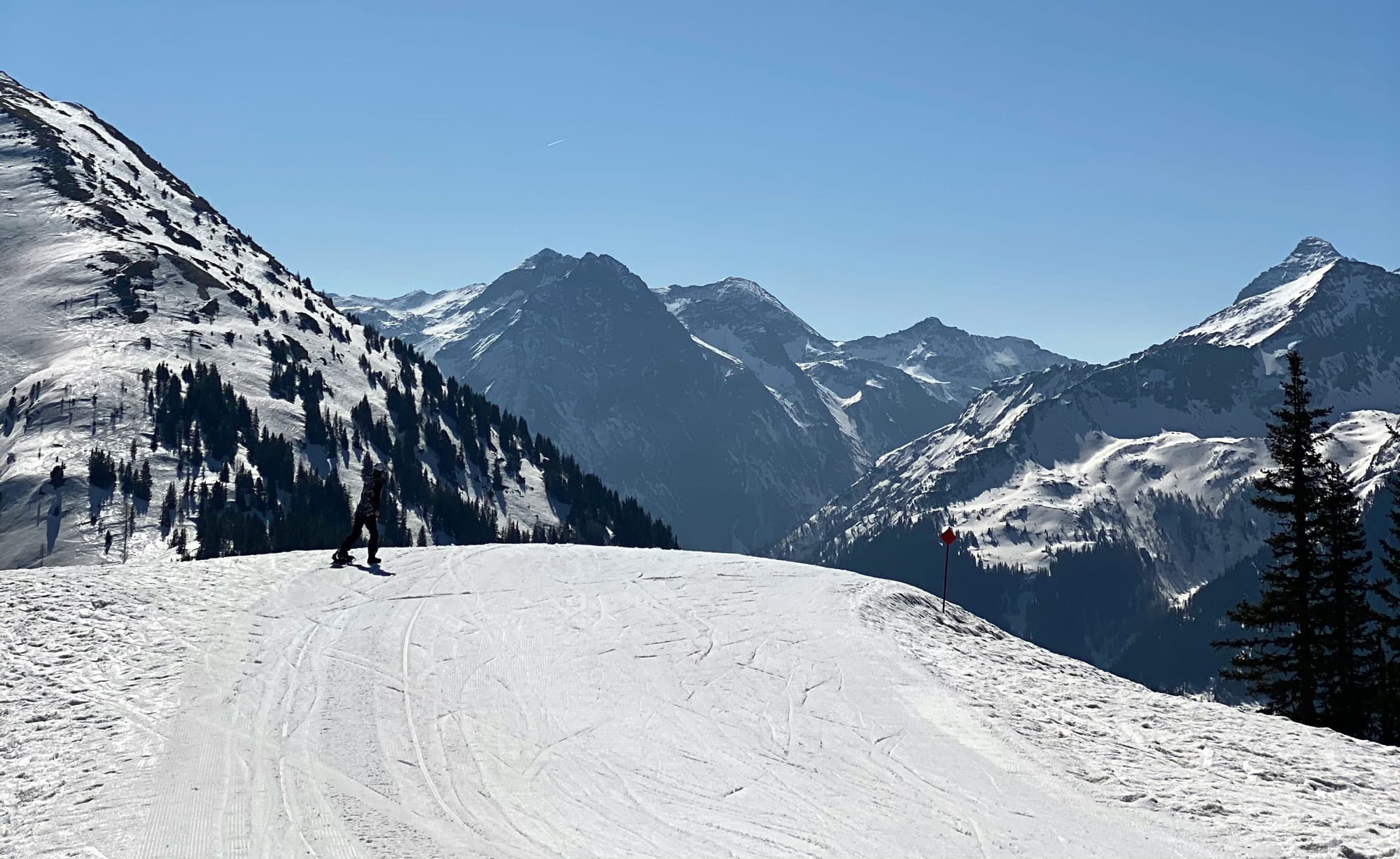 Winterliches Bergpanorama mit verschneiten Gipfeln