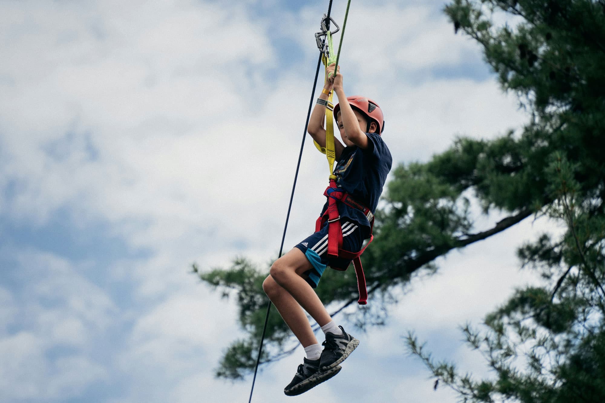 Kletterndes Kind bei einem Outdoor-Abenteuer