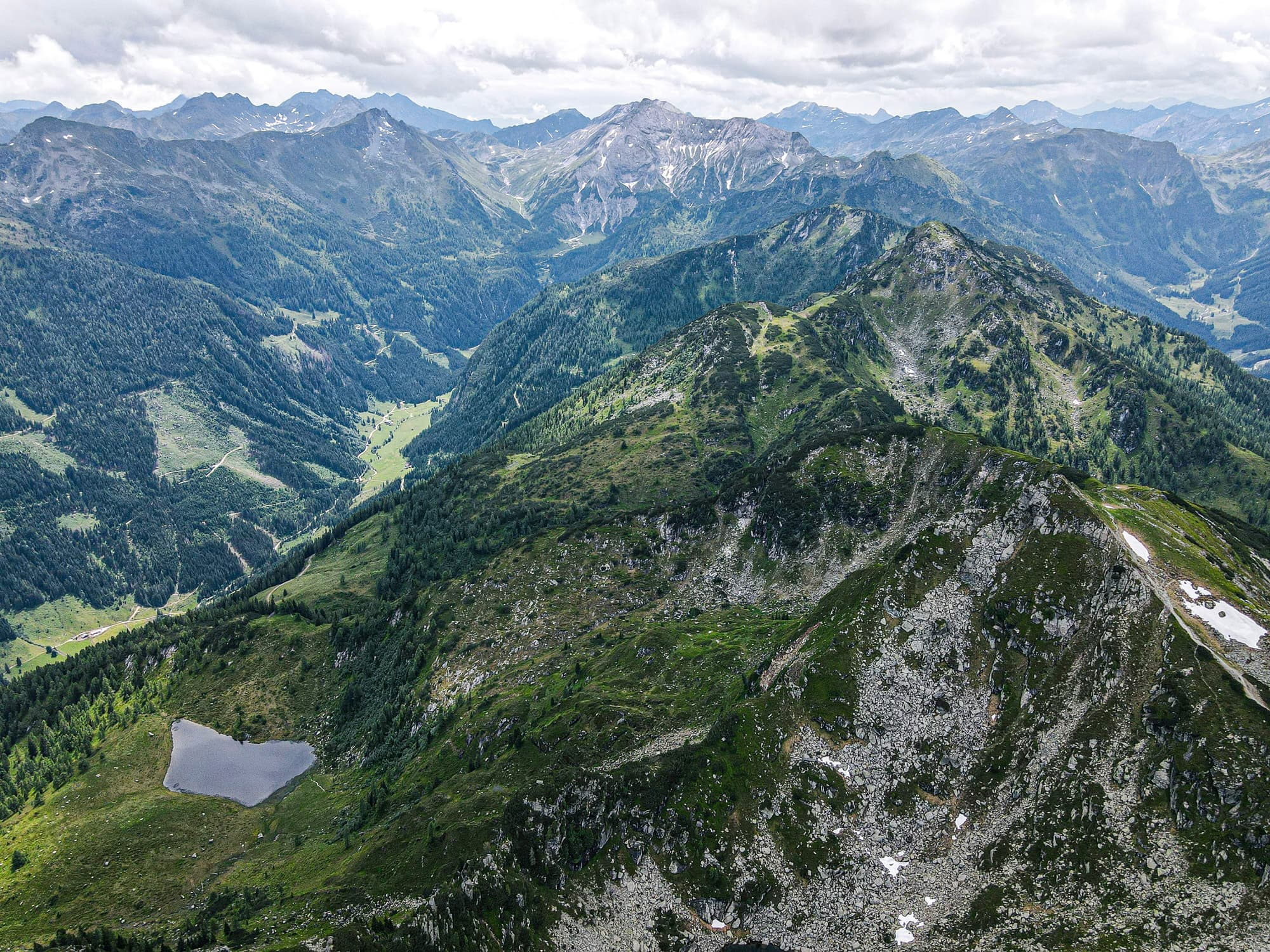 Panoramablick über grüne Täler und Berggipfel