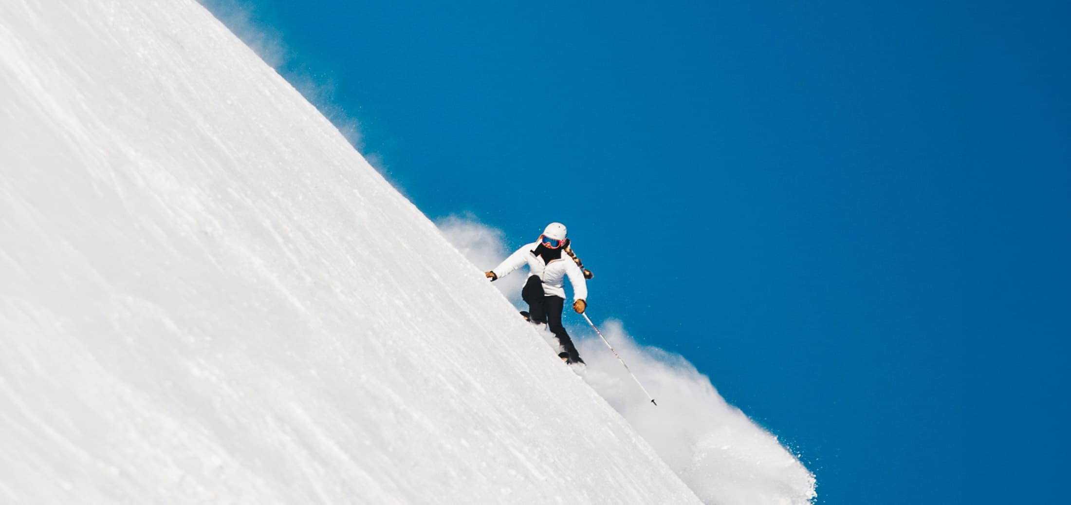 Skifahrer bei einer Abfahrt im Tiefschnee