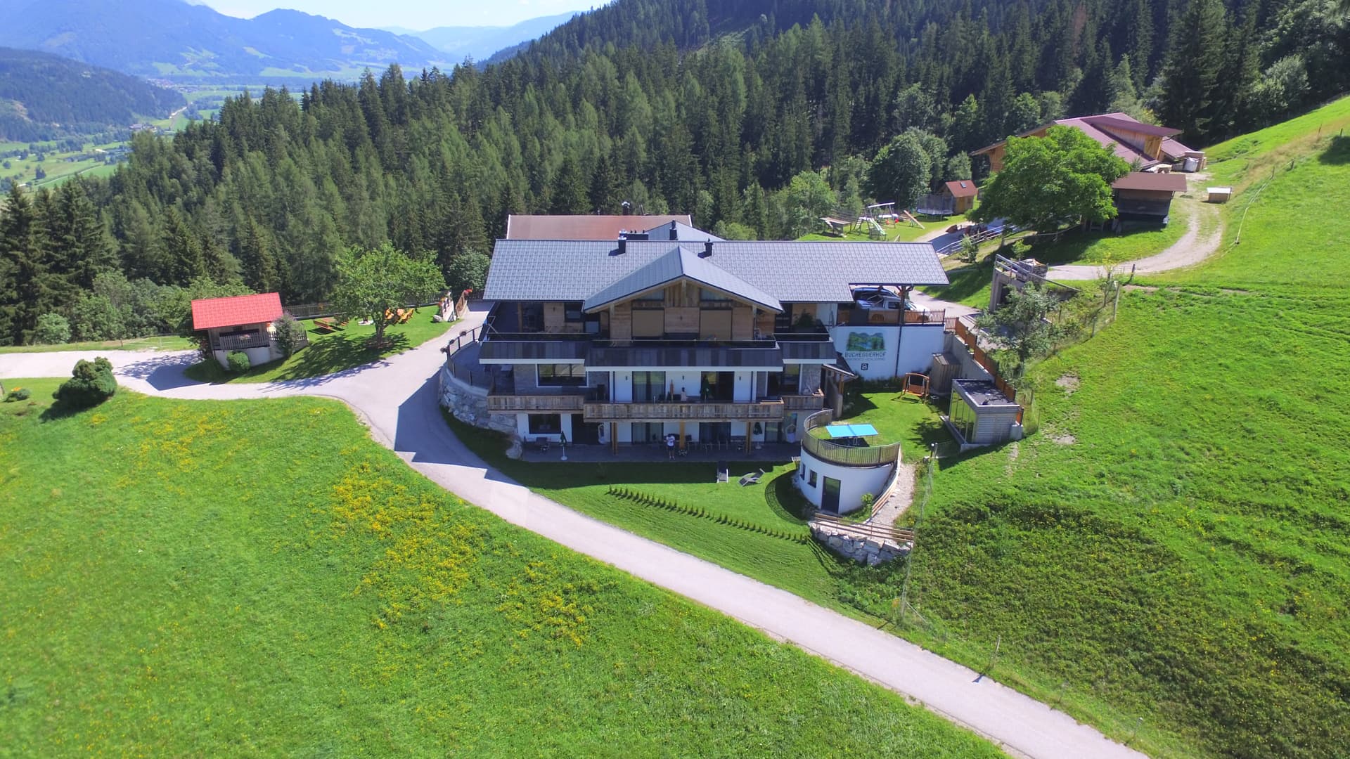 Bucheggerhof aus der Vogelperspektive in grüner Berglandschaft