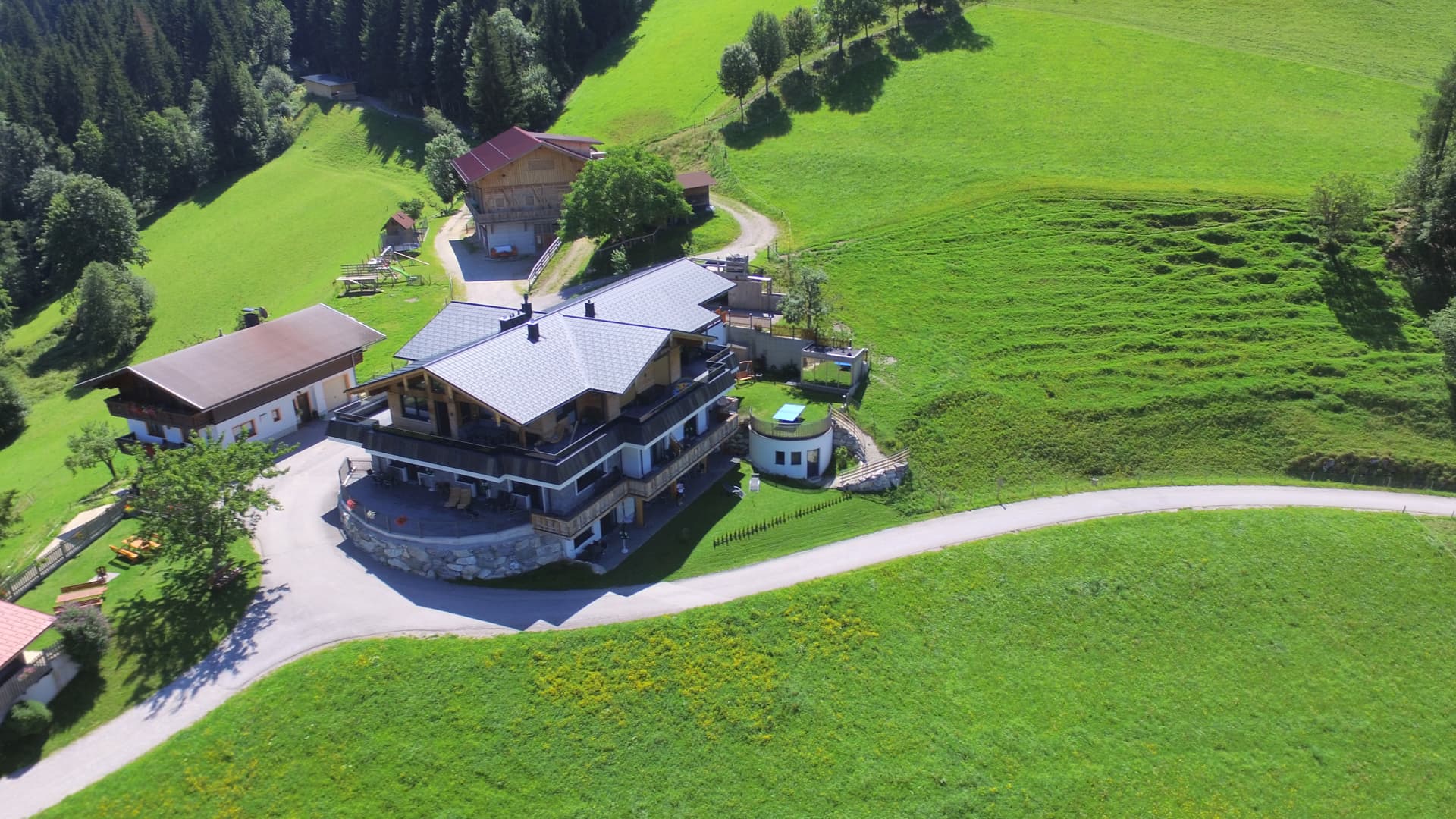 Luftaufnahme des Bucheggerhofs umgeben von Wiesen und Bergen
