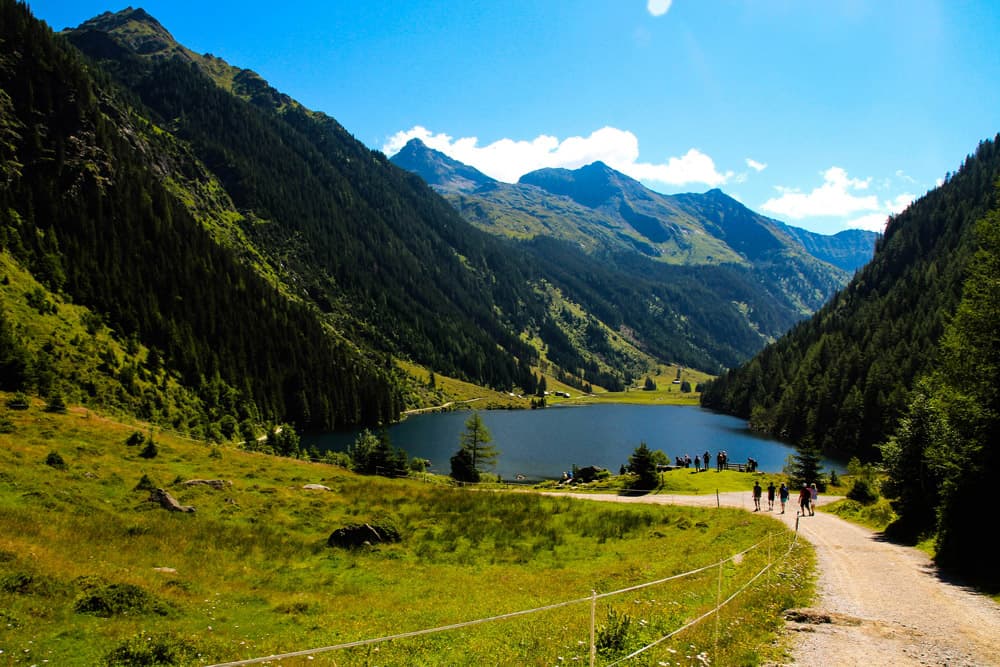 Bergsee in einem grünen Alpental in Schladming-Dachstein