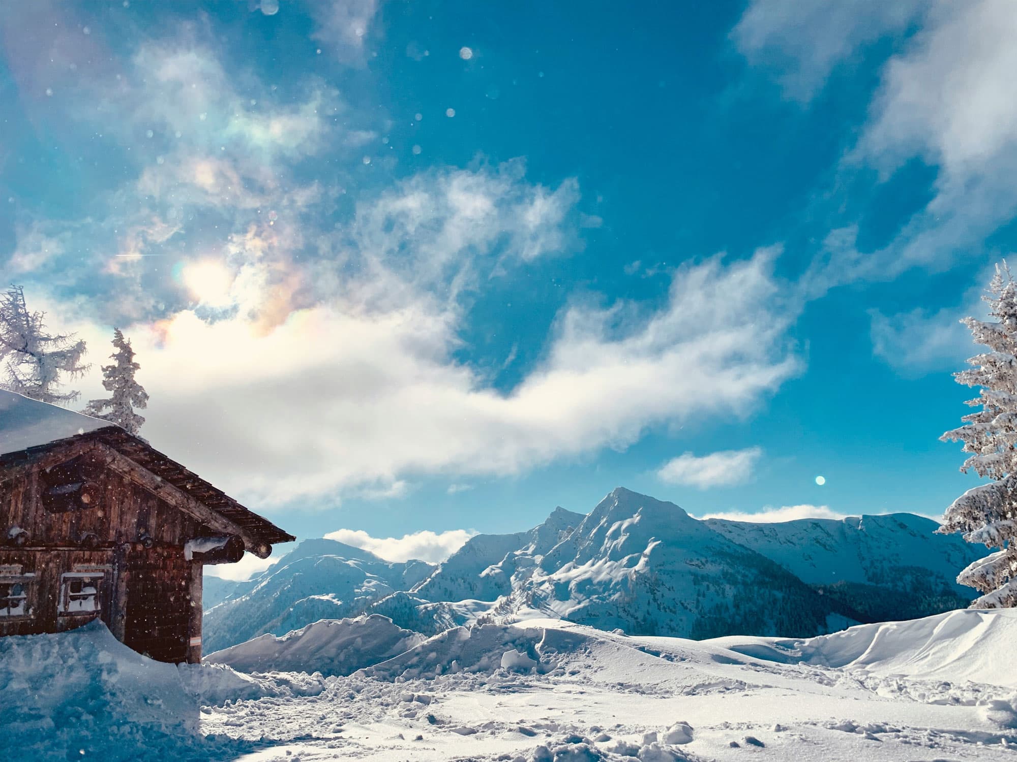 Verschneite Berglandschaft unter blauem Himmel