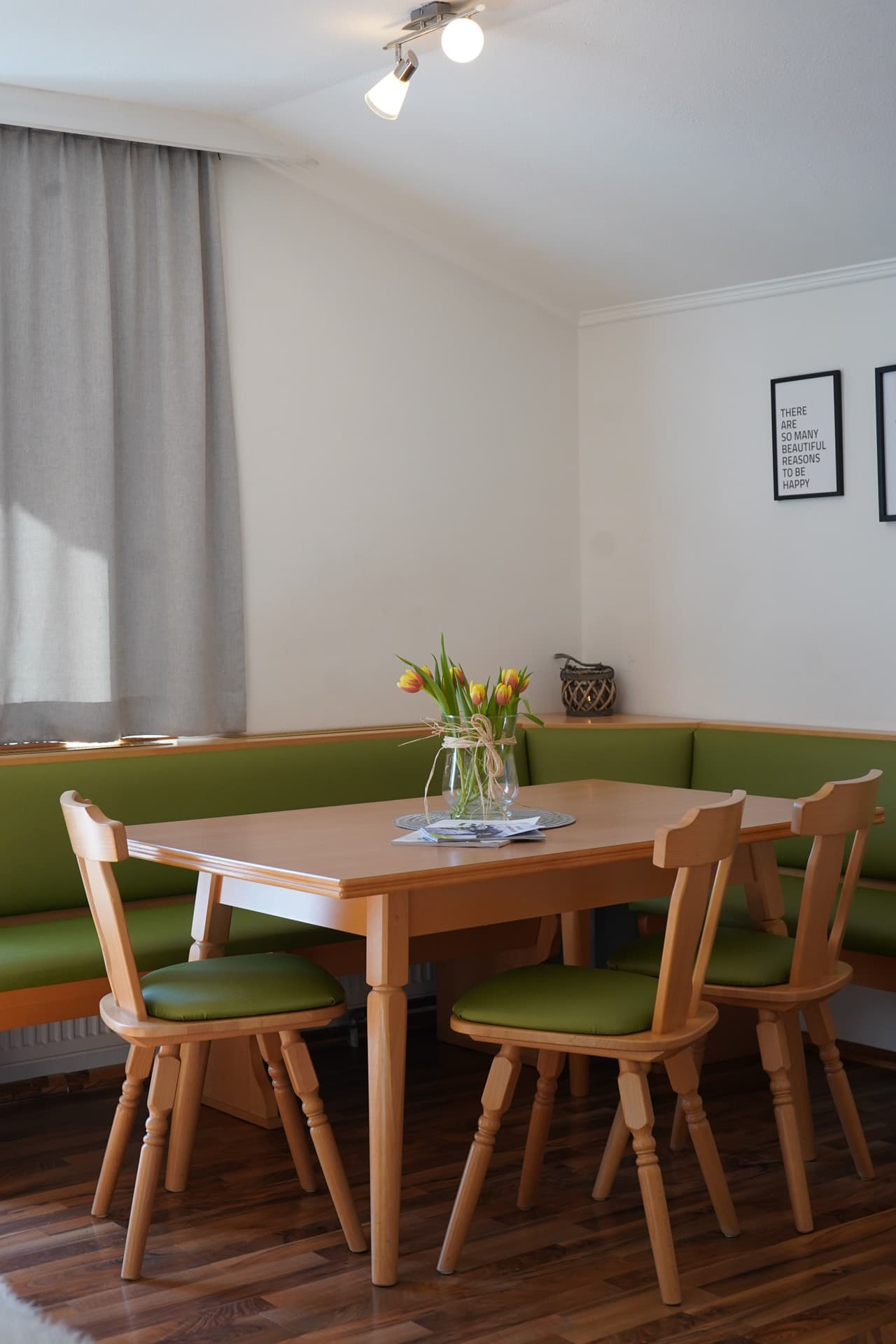 Helle Essecke mit Holztisch und Sitzbank im Apartment