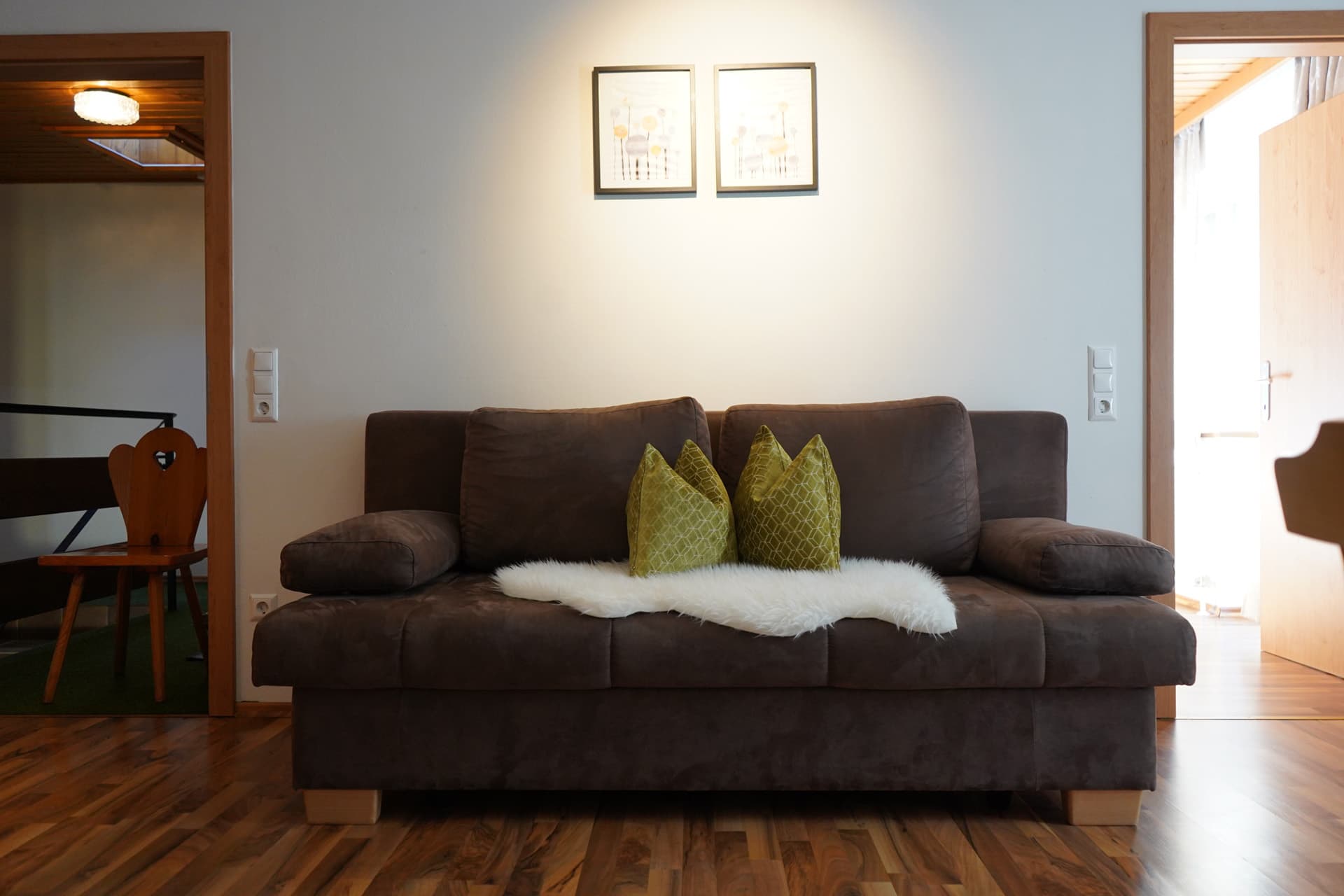 Gemütliches Sofa mit Kissen im Wohnbereich des Apartments
