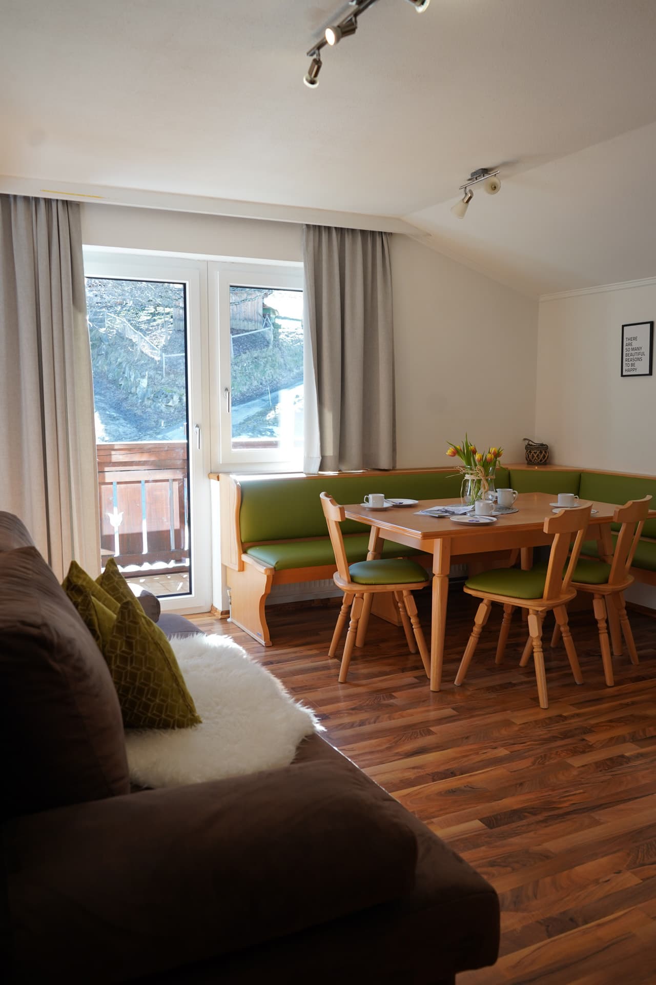 Heller Essbereich mit Holztisch und Blick ins Freie