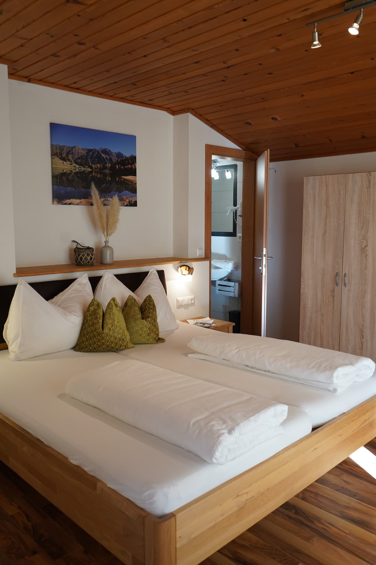 Gemütliches Doppelbett im Schlafzimmer des Bucheggerhofs