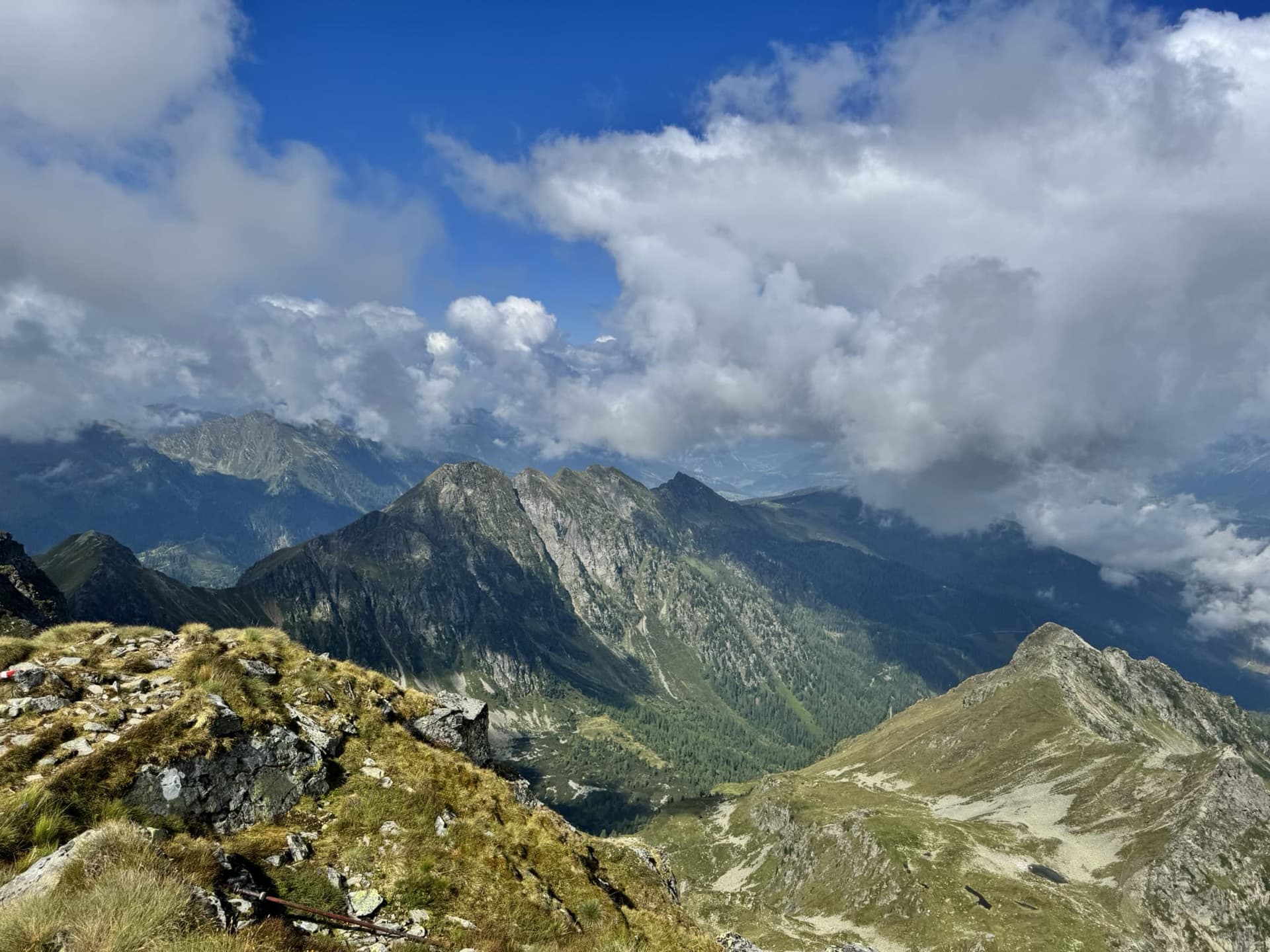 Panoramablick über die Berge und Täler der Region Schladming-Dachstein