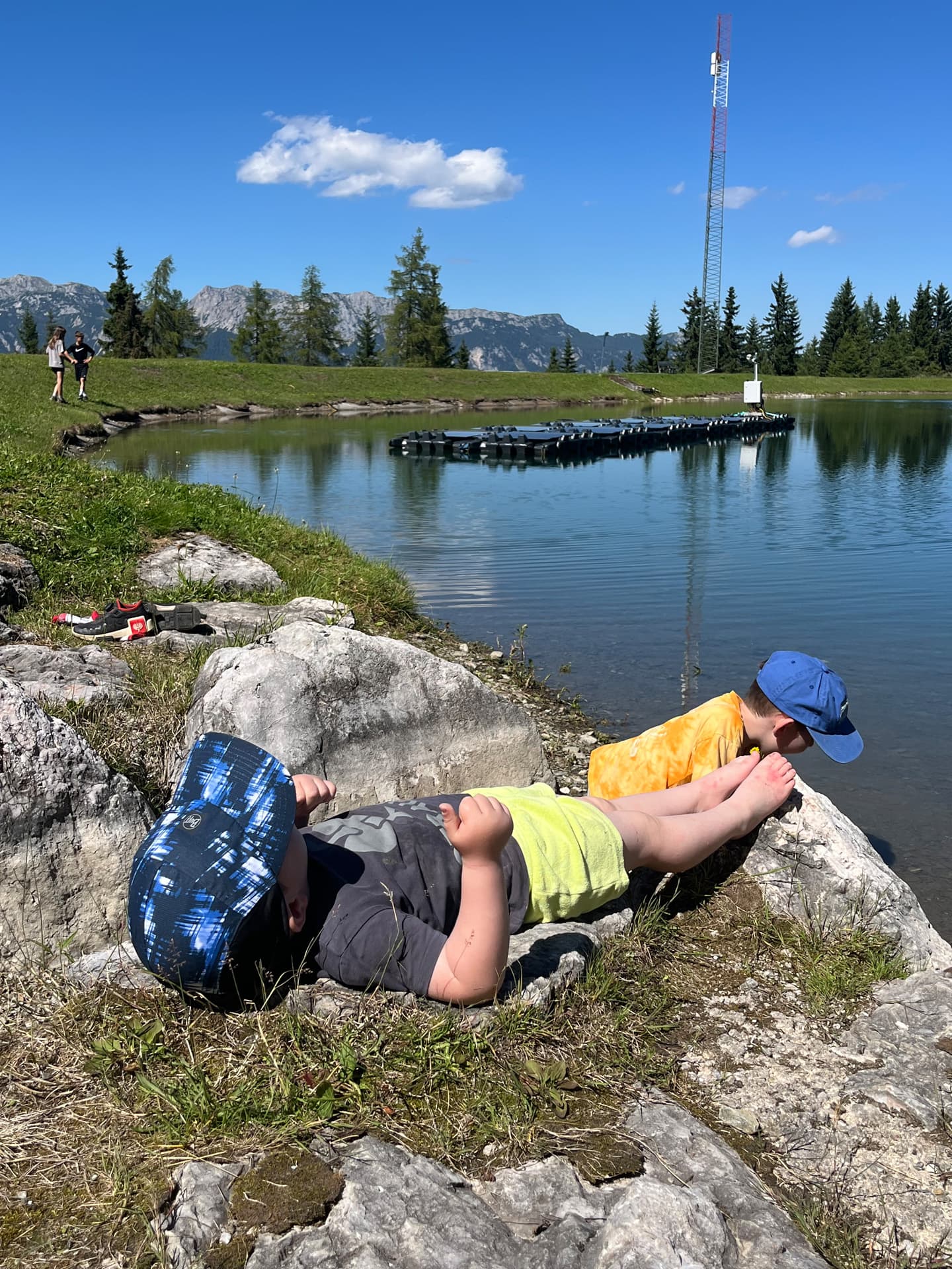 Kind bei einer Pause an einem Bergsee in Schladming-Dachstein
