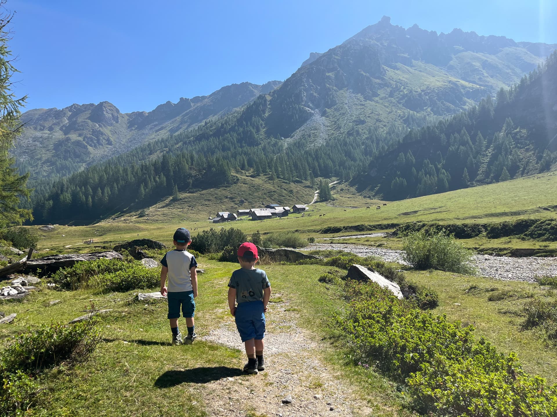 Familie beim Wandern durch die Berglandschaft rund um Schladming