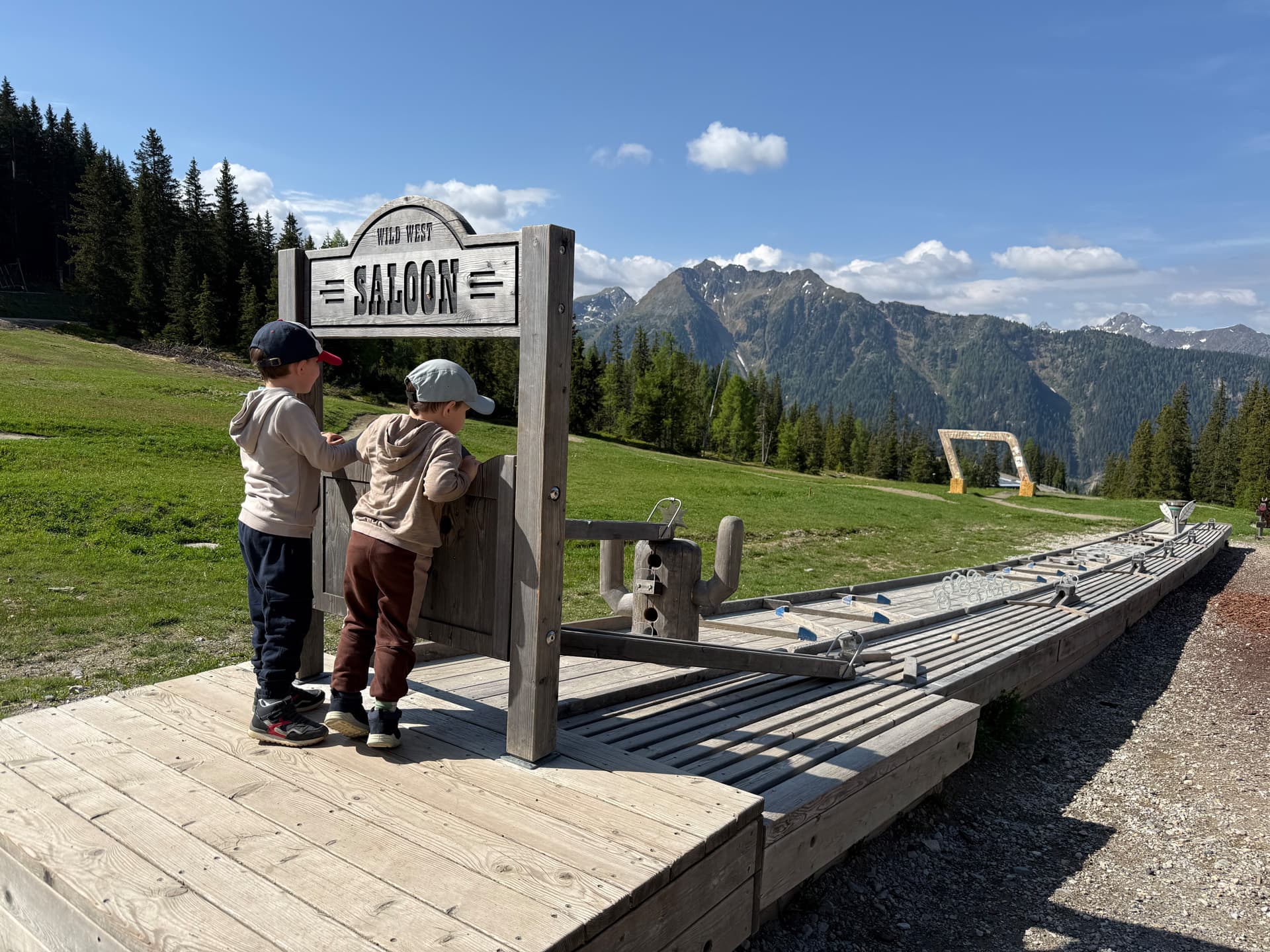 Familie bei einem Ausflug in der Bergwelt rund um Schladming