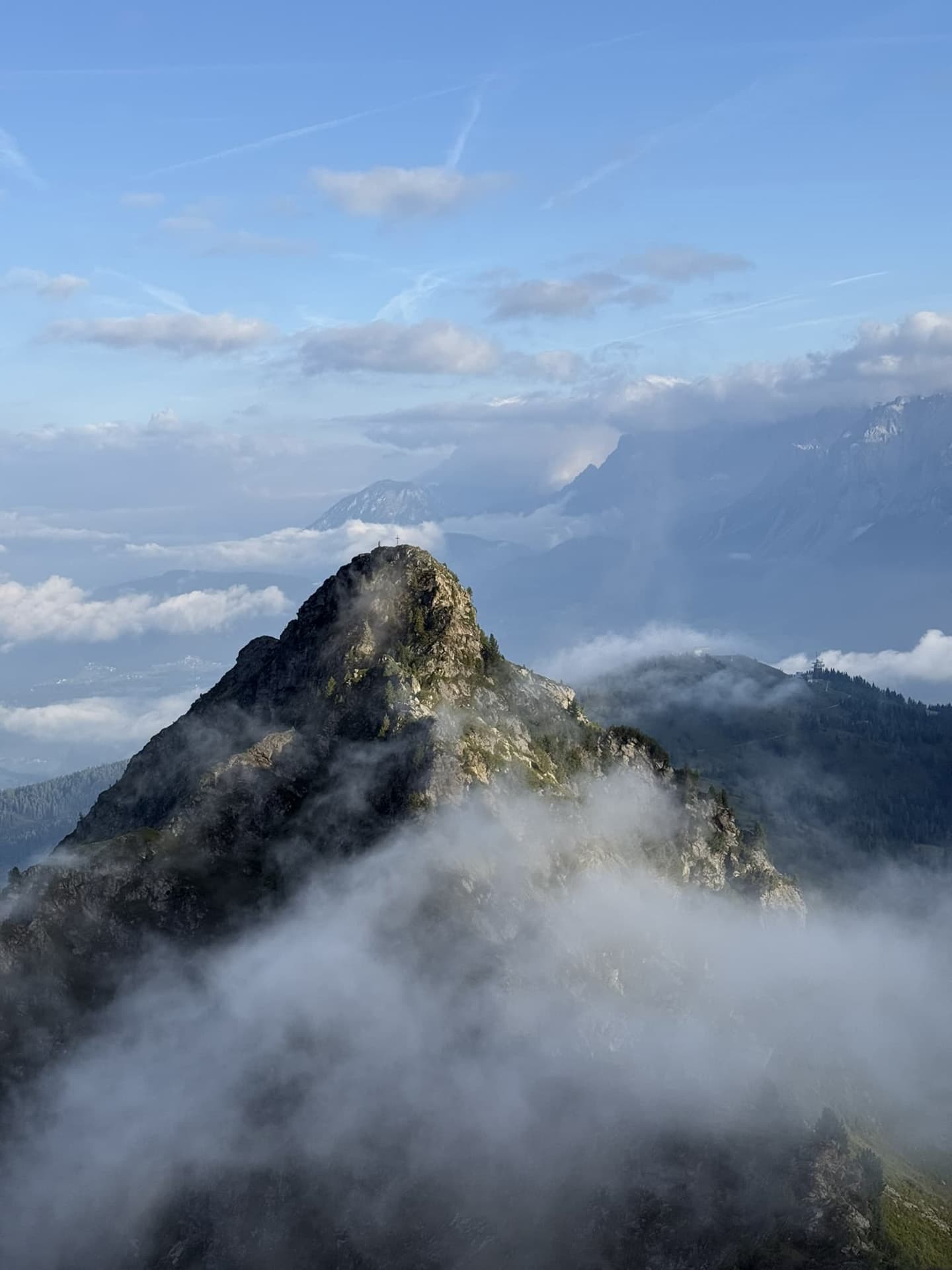 Markanter Berggipfel über den Wolken in den Schladminger Bergen